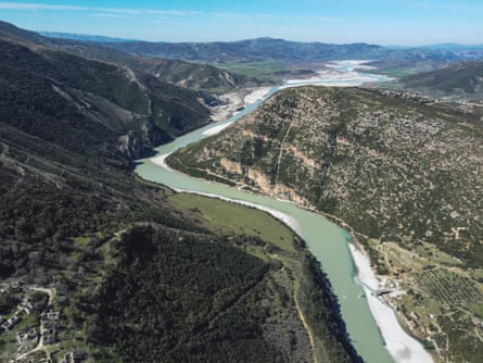 Der Vjosa-Fluss in der Nähe von Qesarat, Südalbanien.