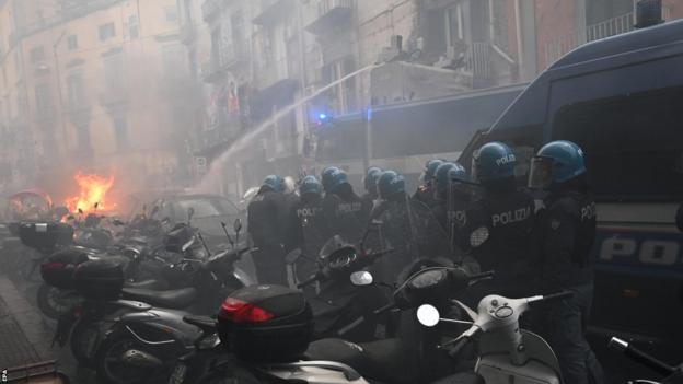 Polizei und Schäden in Neapel