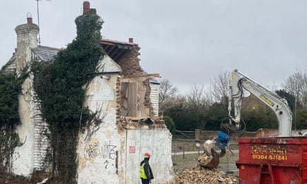 Ein drittes Bild, das Banksy auf Instagram gepostet hat, zeigt den Abriss des Gebäudes, wobei das Wandgemälde zerstört ist.