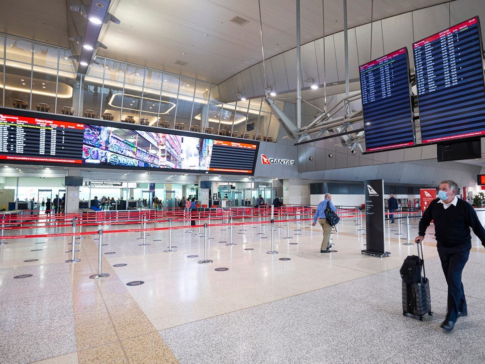 Ein Mann geht durch die Check-in-Lobby am Flughafen Melbourne.