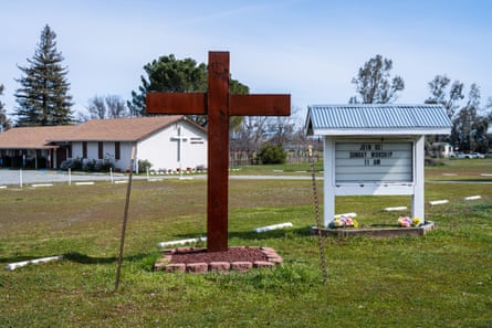 Kreuz, Gebäude und Schild mit der Aufschrift „Mach mit!  Sonntagsgottesdienst 11 Uhr