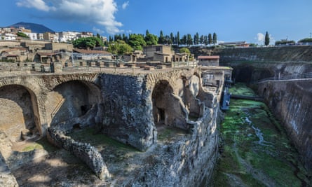 Die römische Stadt Herculaneum in der Nähe von Neapel, Italien, wurde 79 n. Chr. vom Vesuv begraben.