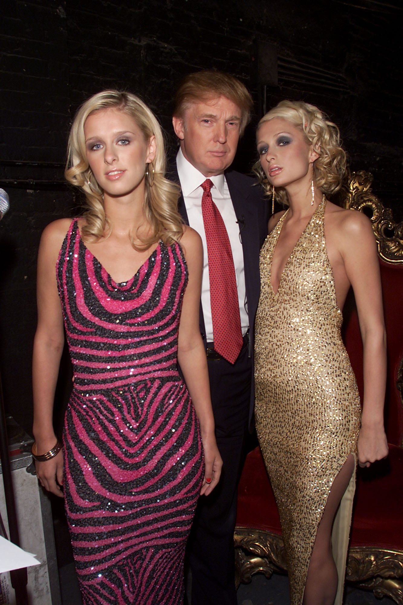 Donald Trump, hier mit Paris und Nicky Hilton während der Proben für die VH1 Vogue Fashion Awards 2001 im Hammerstein Ballroom in New York City im Jahr 2001.