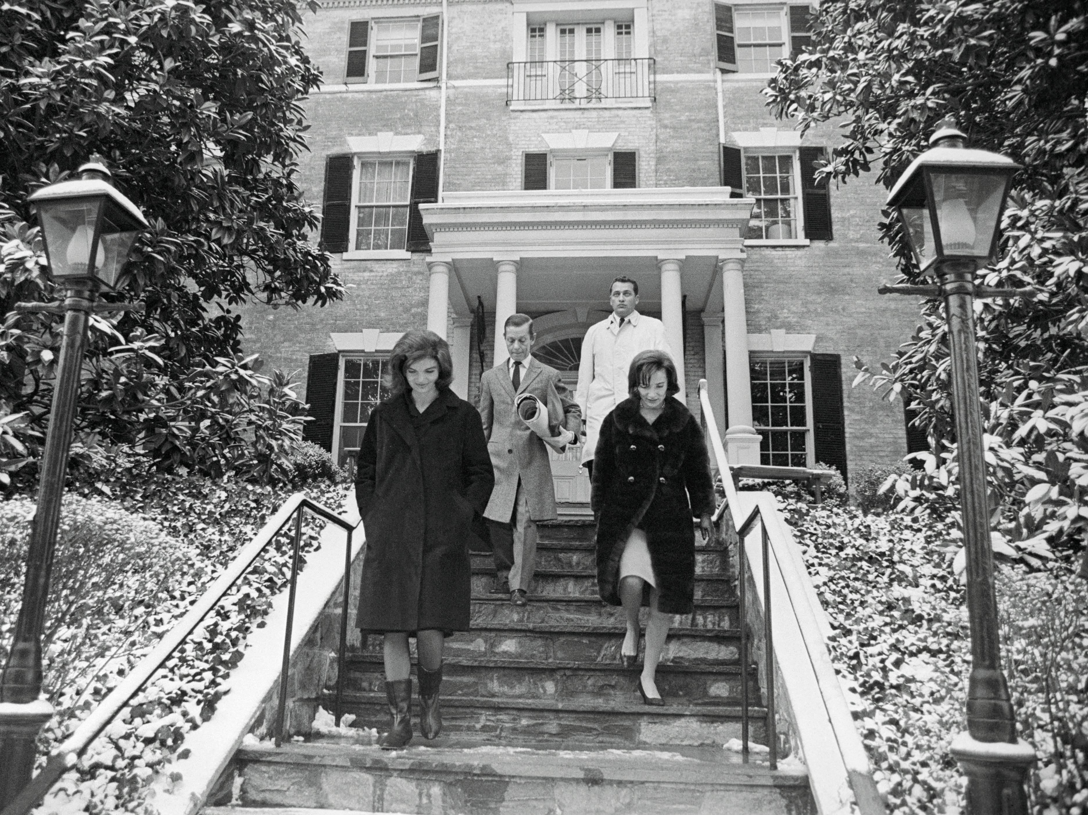 Jackie Kennedy und Schwester Lee Radziwill gehen die Eingangstreppe des Hauses in Georgetown hinunter.