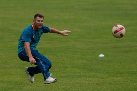 Der Australier David Warner kickt beim Training einen runden Fußball. 
