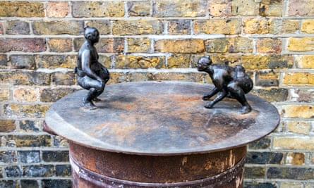 Eine Skulptur von zwei Sumo-Ringern in Trinity Buoy Wharf, London