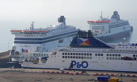 P&O-Fähren Pride of Kent (vorne), Spirit of Britain (links) und Pride of Canterbury (hinten rechts) legten im Hafen von Dover in Kent an.
