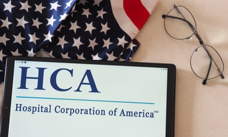HCA Healthcare-Logo auf einem Tablet
