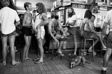 Rennie Ellis' 'At the Pub, QLD 1982' (gedruckt 2022)