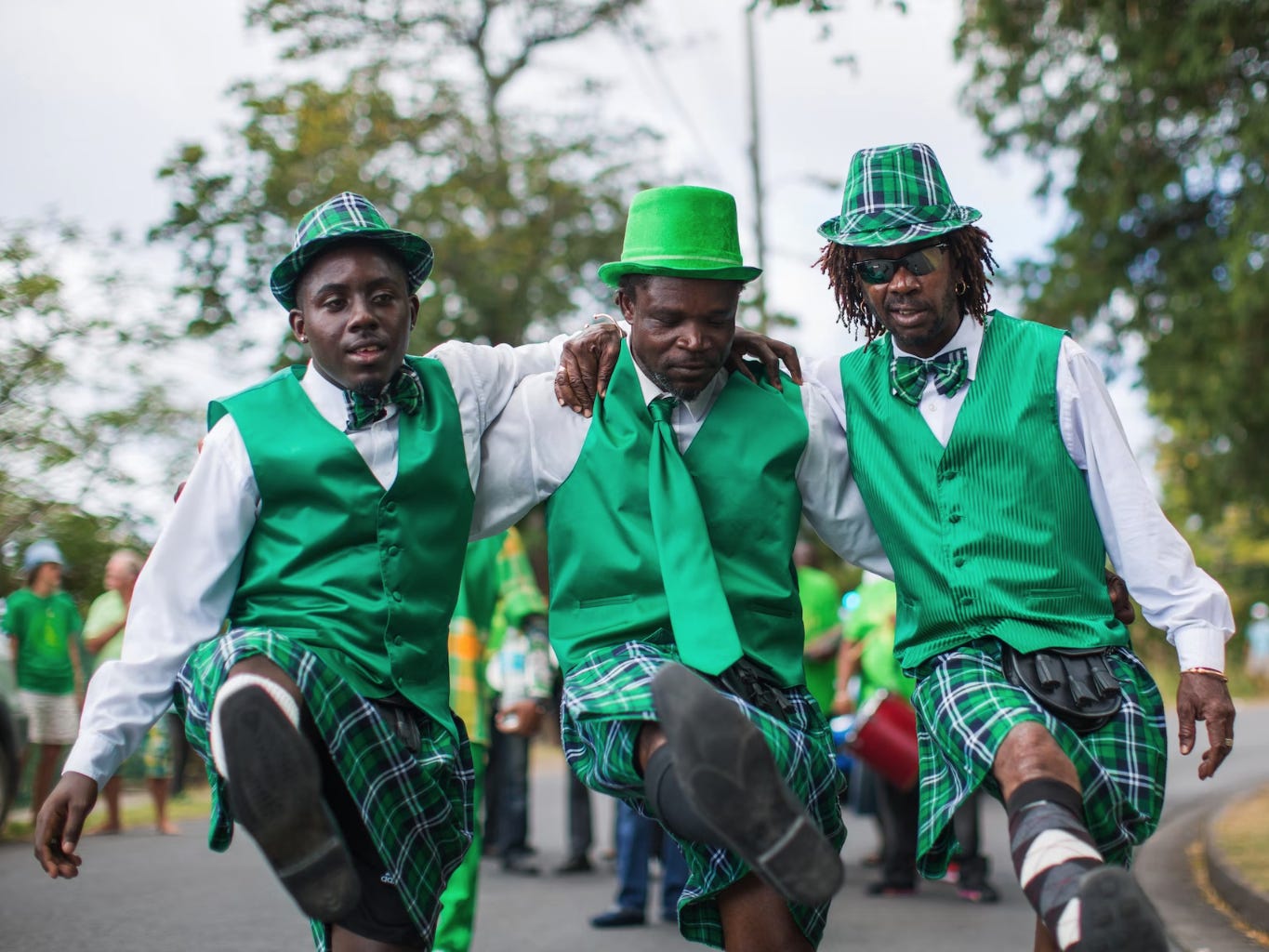 Nachtschwärmer im Grünen tanzen bei der Feier zum Montserrat St. Patrick's Day