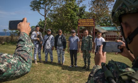Marinesoldaten der philippinischen Marine und Mitarbeiter der Küstenwache machen Erinnerungsfotos während eines Besuchs auf der Insel Fuga