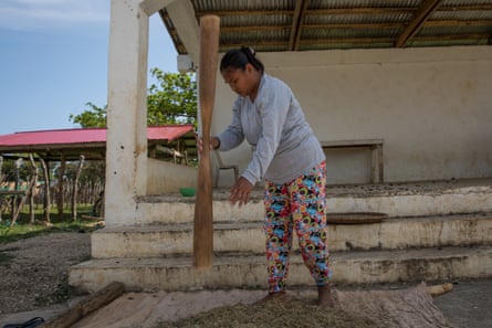 Eine Frau zerstampft Reis, der auf der Insel Fuga angebaut wird