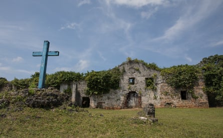 Die Ruinen einer 400 Jahre alten katholischen Kirche auf der Insel Fuga