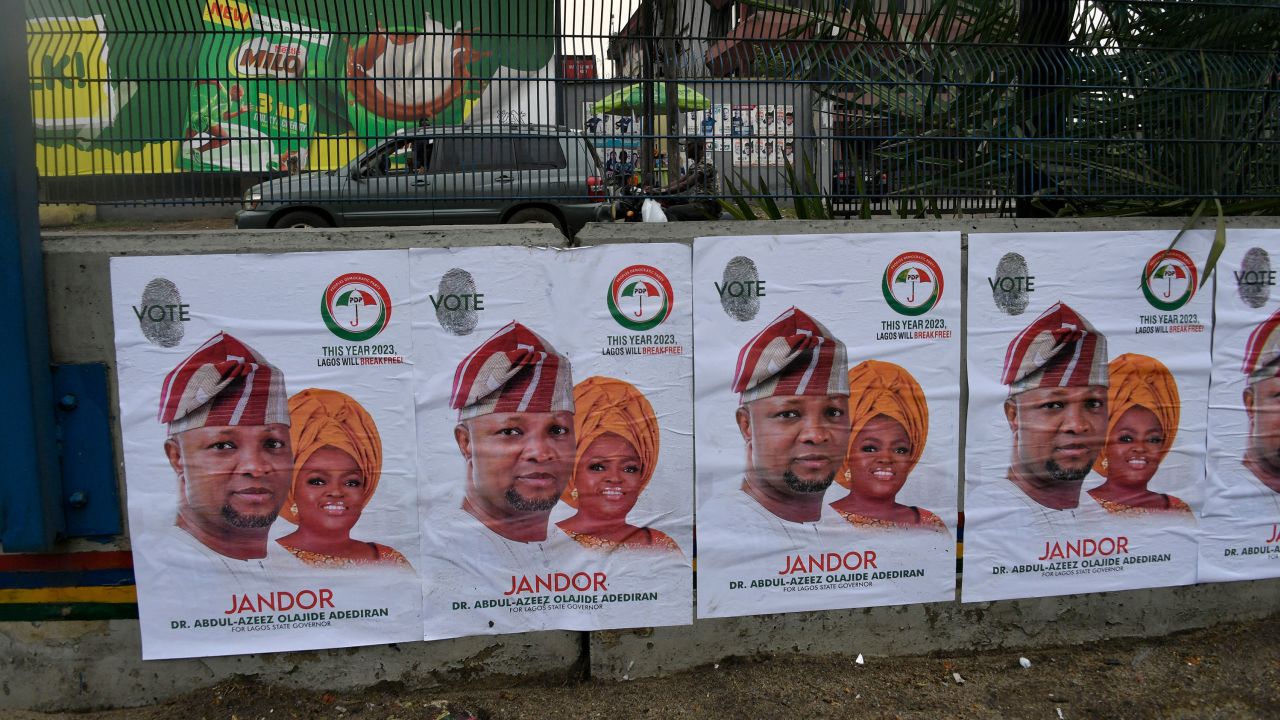 Eine Wand ist am 7. März 2023 in Lagos mit Wahlkampfplakaten des Gouverneurskandidaten der Demokratischen Partei der Völker (PDP) Abdul-Azeez Olajide Adediran (Jandor) und des Vizekandidaten Funke Akindele in Lagos geschmückt.