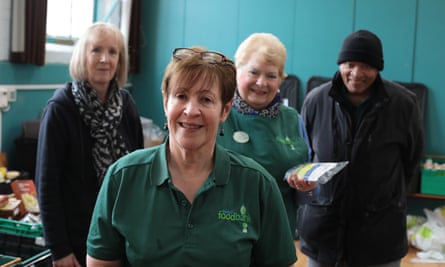 Gill Bates und einige ihrer Freiwilligen bei der Erith Food Bank in Kent