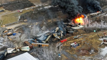 Ein Norfolk-Southern-Güterzug, der am 4. Februar 2023 in Ostpalästina, Ohio, entgleiste und in Brand geriet.