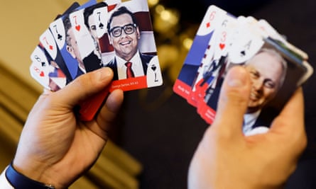 Der Repräsentant George Santos zeigt ein Kartenspiel mit Führern und Neulingen des Republikanischen Repräsentantenhauses;  Santos, die Pik-Sieben, ist der einzige bekannte Name unter den 18 Zielen von Indivisible.