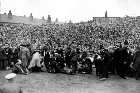 Krankenwagen mit Unterstützung der Polizei kümmern sich 1936 beim Halbfinale des FA Cup zwischen Arsenal und Grimsby Town um die Opfer.