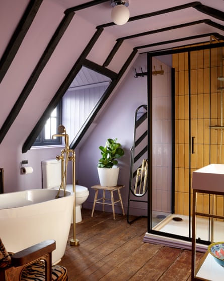 Lavendelfarbene Wände und safranfarbene Fliesen bilden einen auffälligen Kontrast zu den ursprünglichen schwarzen Balken.