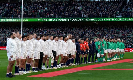 England und Irland stellen sich für die Nationalhymnen auf.
