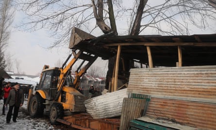 Ein Bulldozer zerstört am 31. Januar in Srinagar, Indien, einen Schuppen, der angeblich von den Eigentümern des Nedous Hotels auf staatlichem Land gebaut wurde.
