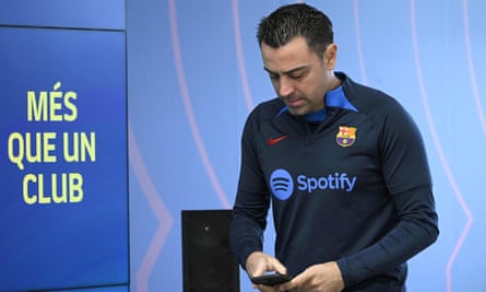 Der Barcelona-Trainer und ehemalige Spieler Xavi kommt vor dem Besuch von Real Madrid zu einer Pressekonferenz