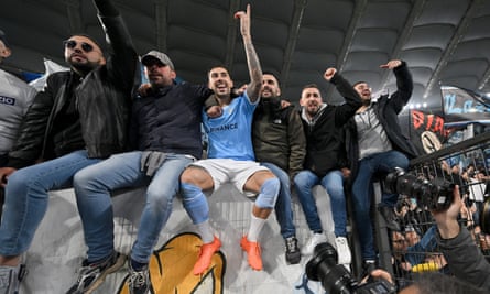 Mattia Zaccagni feiert mit Lazio-Fans nach seinem Sieg im Rom-Derby.