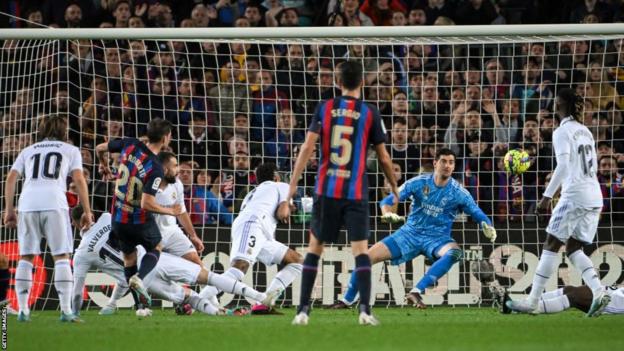 Barcelonas Sergi Roberto gleicht im Nou Camp gegen Real Madrid aus