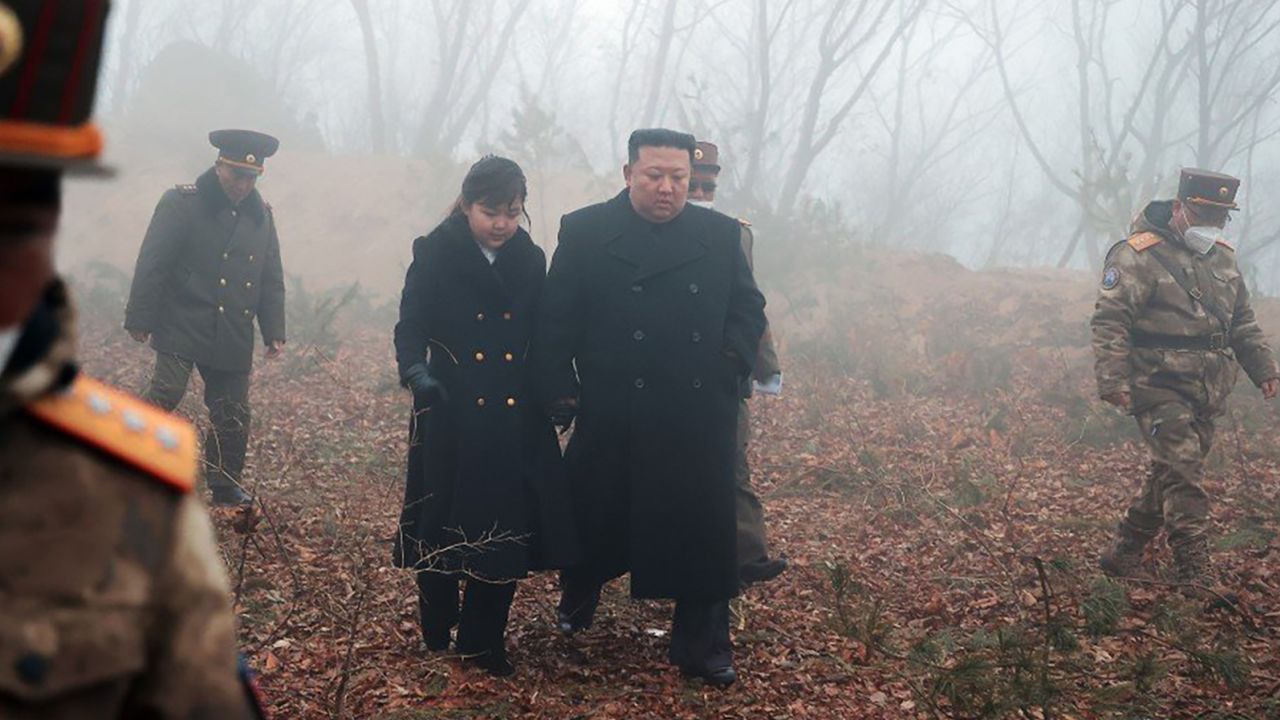 Der nordkoreanische Machthaber Kim Jong Un geht mit seiner Tochter während einer Militärübung am 19. März 2023 spazieren.