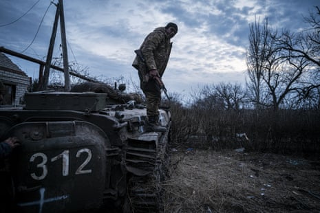 Ein Angehöriger des ukrainischen Militärs steht neben einem Panzer an der Frontlinie nördlich von Bachmut.