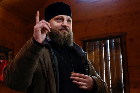 Der ukrainische Priester Serhii Palamarchuk wird gesehen, nachdem er die Messe in einer Kirche mit vernagelten Fenstern gefeiert hat, um sie vor Beschuss in Kostjantyniwka zu schützen.