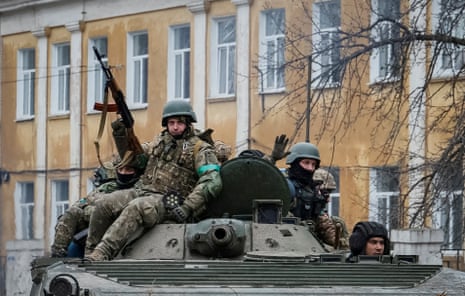 Ukrainische Streitkräfte fahren in der Stadt Chasiv Yar auf einem BMP-1-Schützenpanzer.