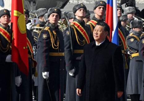 Xi geht während einer Begrüßungszeremonie auf dem Moskauer Flughafen Vnukovo an Ehrengarden vorbei.