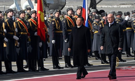 Chinas Präsident Xi Jinping geht in Begleitung des stellvertretenden russischen Ministerpräsidenten Dmitri Tschernyschenko während einer Begrüßungszeremonie am Moskauer Flughafen Vnukovo an Ehrengarden vorbei.