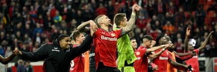 Leverkusens Spieler feiern ihren Sieg.