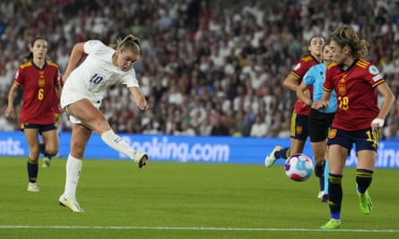 Georgia Stanway erzielt Englands zweites Tor im Viertelfinale der Women Euro 2022 gegen Spanien.