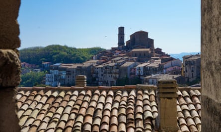 Die Dächer von San Fili in Kalabrien, Italien.