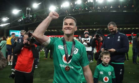 Johnny Sexton trägt seine Medaille nach Irlands Sieg gegen England, um die Sechs Nationen zu besiegeln