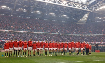 Wales-Spieler während der Nationalhymnen vor ihrem Spiel gegen England