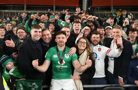 Hugo Keenan feiert mit Fans in Dublin nach seinem Grand-Slam-Triumph.
