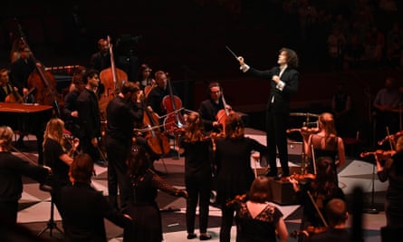 „Ich wusste, dass das Aurora Orchestra zu allem bereit ist“… Dirigent Nicholas Collon mit dem Aurora Orchestra bei den BBC Proms.