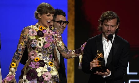 Aaron Dessner (rechts) und Taylor Swift bei der Grammy-Verleihung 2021.