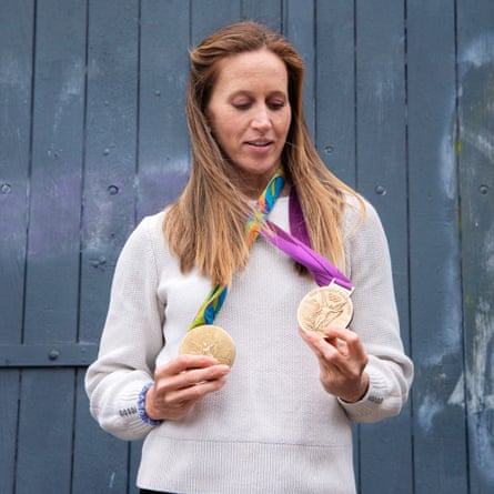 Helen Glover posiert mit ihren beiden olympischen Goldmedaillen, die sie 2012 in London und 2016 in Rio gewonnen hat.