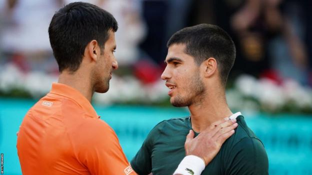 Novak Djokovic und Carlos Alcaraz umarmen sich nach ihrem Halbfinale bei den Madrid Open im Jahr 2022