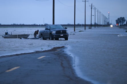 Überflutetes Ackerland im Central Valley während eines Wintersturms entlang der Grenze zwischen Kings County und Tulare County in der Nähe von Corcoran, Kalifornien am Dienstag.