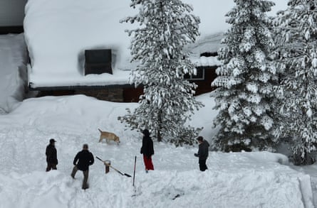 Bewohner stehen am Dienstag auf dem Dach eines schneebedeckten Hauses in South Lake Tahoe, Kalifornien.