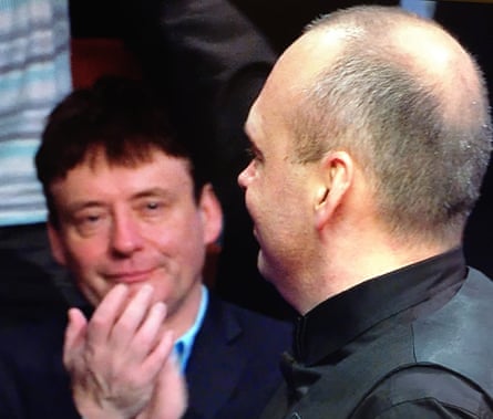 Jimmy White applaudiert Stuart Bingham, der feiert, nachdem er Shaun Murphy im Finale der Snooker-Weltmeisterschaft 2015 besiegt hat