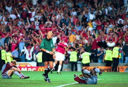 Schiedsrichter Pierluigi Collina überprüft Sammy Kuffour, nachdem Manchester United den FC Bayern München in den letzten Augenblicken des Champions-League-Finales 1999 betäubt hat