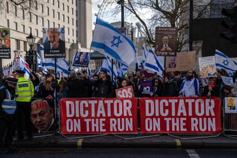Anti-Netanjahu-Demonstranten heute Morgen vor der Downing Street.