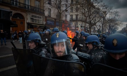 Die Bereitschaftspolizei steht am Donnerstag Demonstranten bei gewalttätigen Zusammenstößen in Paris gegenüber.